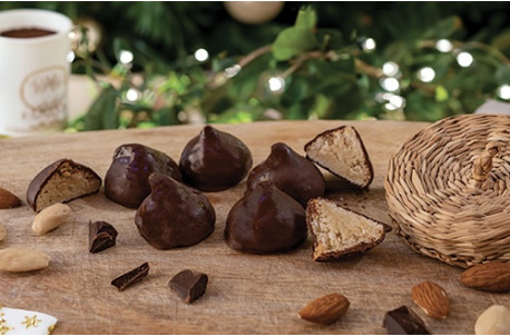 Petits Macarons aux amandes enrobés de chocolat noir