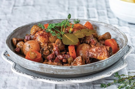 Coq au vin aux herbes de Provence